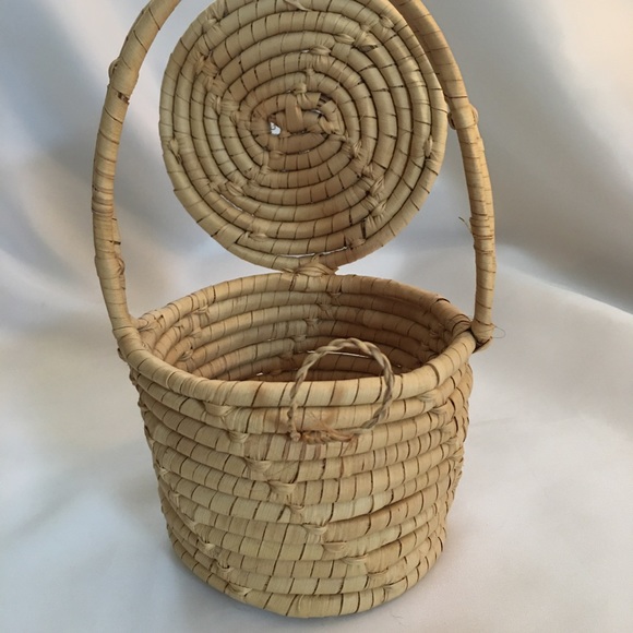 Vintage Wicker Basket with Attached Lid - Picture 10 of 10